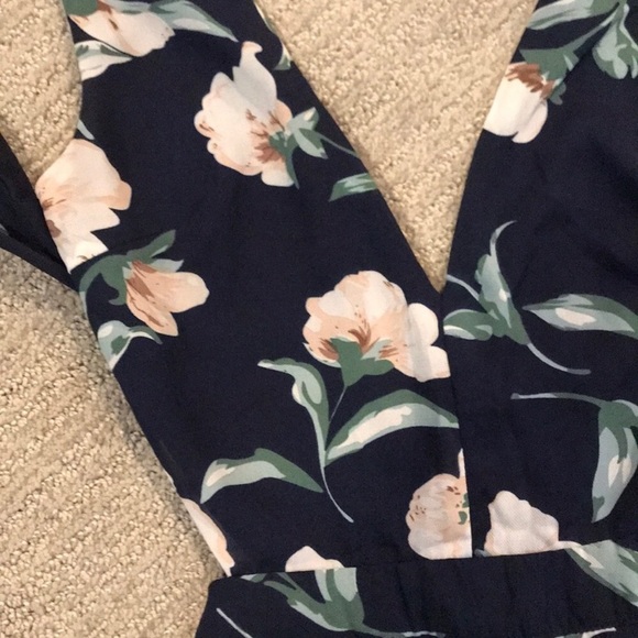 Missguided Floral Jumpsuit - Picture 2 of 4